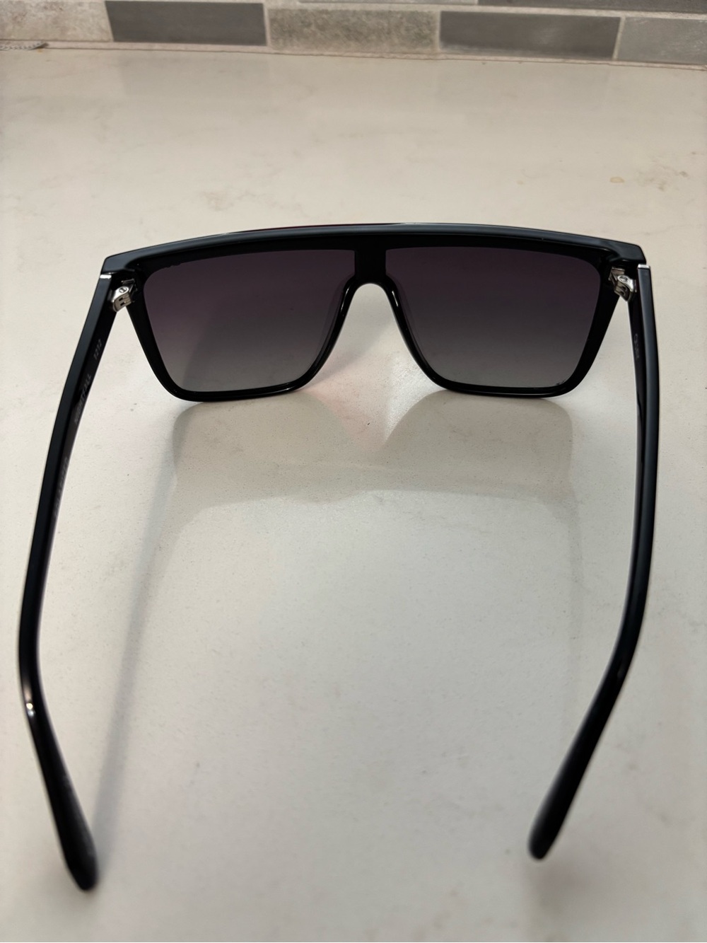 Quay Australia Black Shield Polarized “Nightfall” 1212 Sunglasses, Gradient Lens - Picture 4 of 9